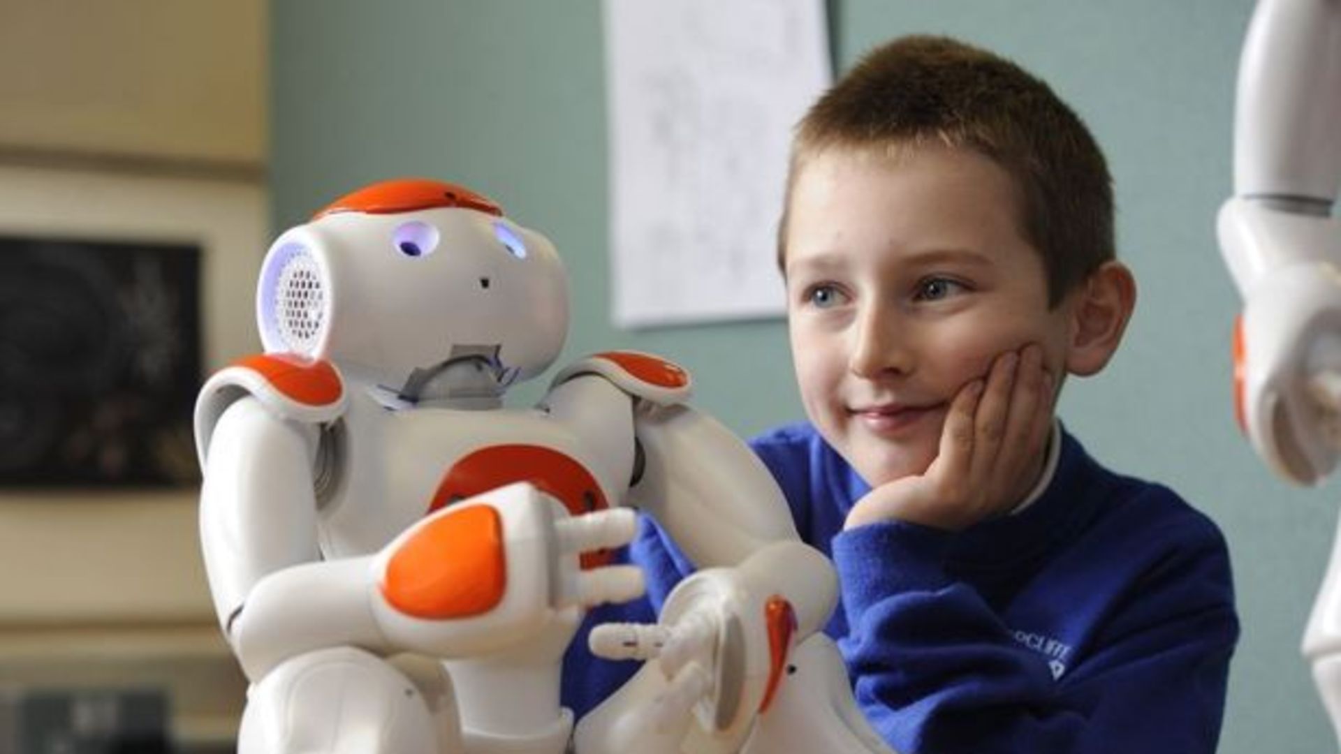 Человек видео для детей. Роботы для детей. Робототехника для дошкольников. Мальчик робот. Современные роботы для детей.