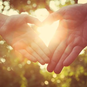 El ele tutuşma şeklinin verdiği mesajlar