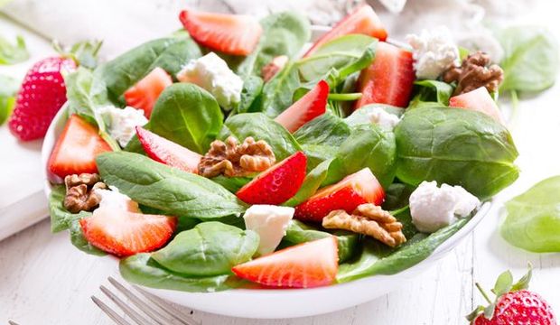 Çilek soslu çilekli salata
