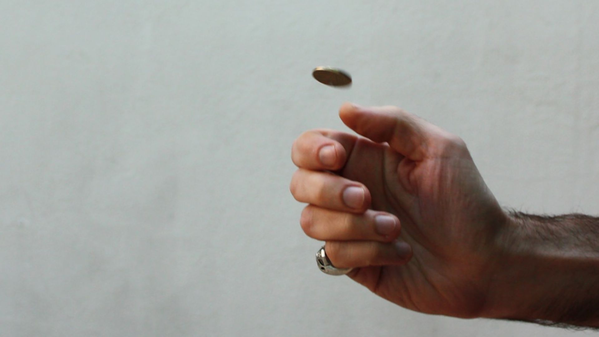 Подброшенная монета. Алиса подкинь монетку. Монета на ладони. Орел и решка подкидывают монетку. Алиса подкинь монетку.