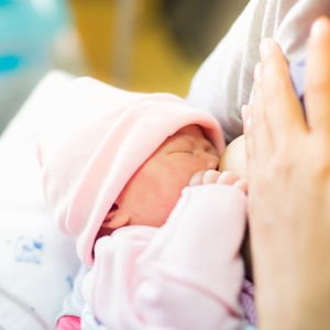 Yenidoğan bebeklerde emzirme nasıl olmalıdır?