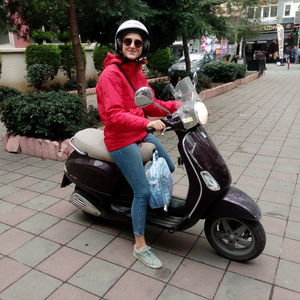 Scooter’lı dikiş öğrencisi