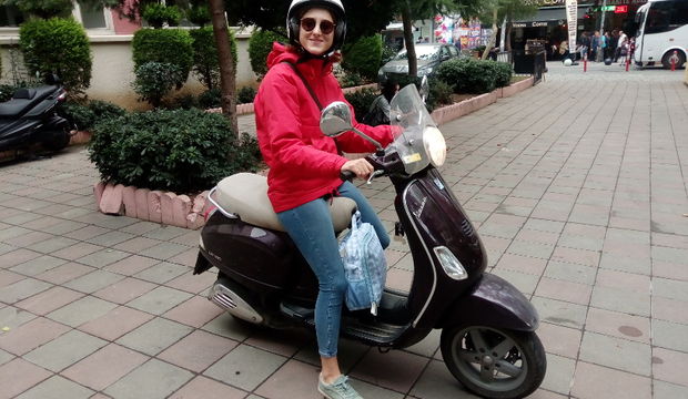 Motoruyla dikiş kursuna gidiyor