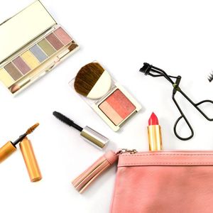 Makyaj çantası temizliği