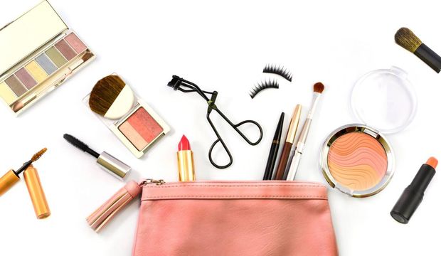 Makyaj çantası temizliği