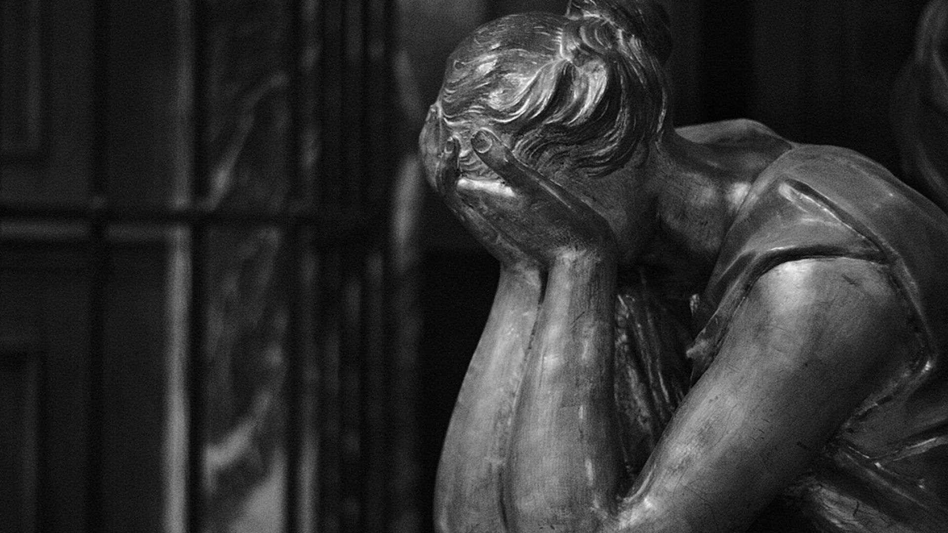 Suffer from. Боль в голове. Suffer from. Человек с руками за головой. Психологическая травма женщина.