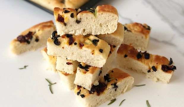 Zeytinli biberiyeli focaccia nasıl yapılır?