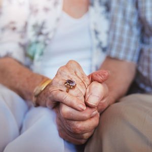 Ellerde başlayan ve süren aşk 