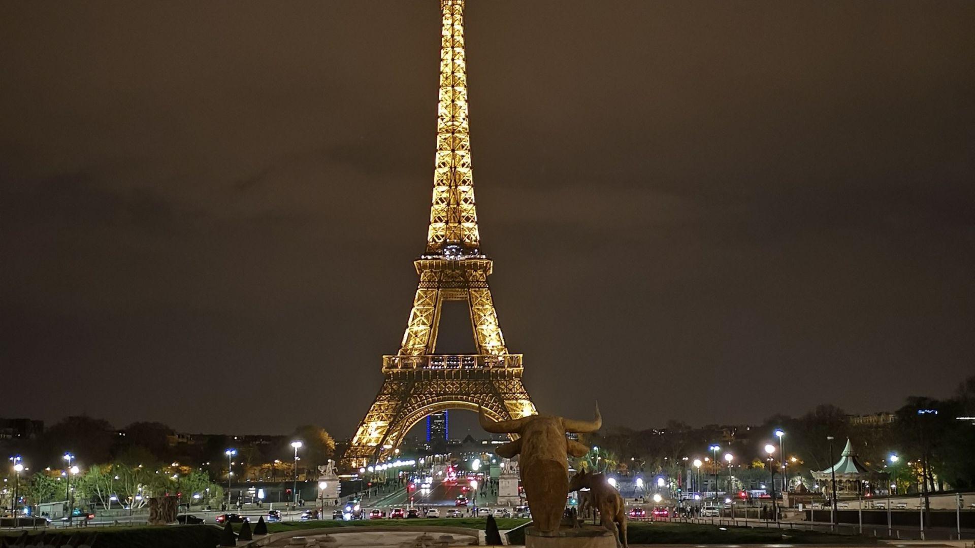 Paris shine. Огни ночного Парижа. Ночной Париж современное искусство.