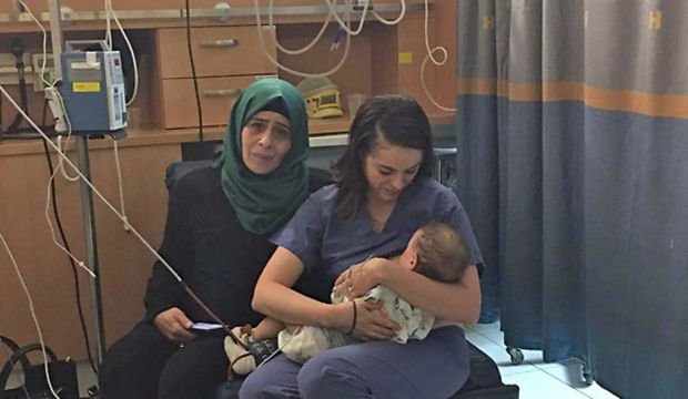 İsrailli kadın, Filistinli bebeği emzirdi