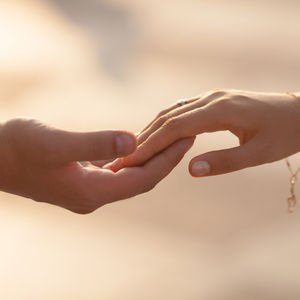 Ağrı kesici niyetine birbirinize dokunun