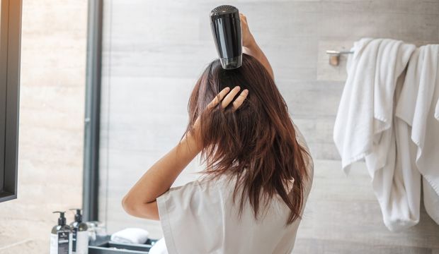 Saç kurutma makinesi kullanırken yapılan 15 hata