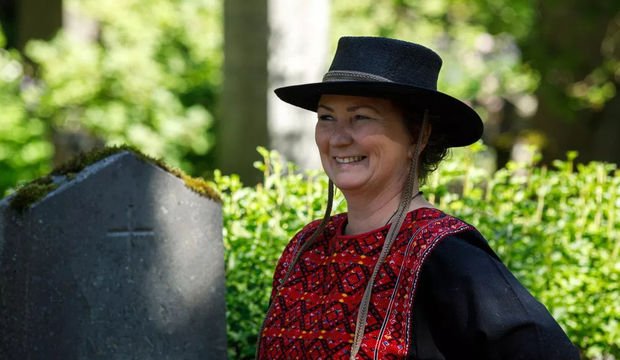 Elín Agla Briem'le cadılar, elf taşları ve bir yurt üzerine