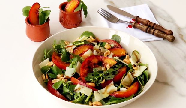 Nektarinli semizotu salatası