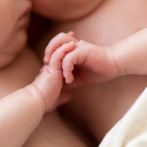 İkiz bebekler için emzirme pozisyonları 