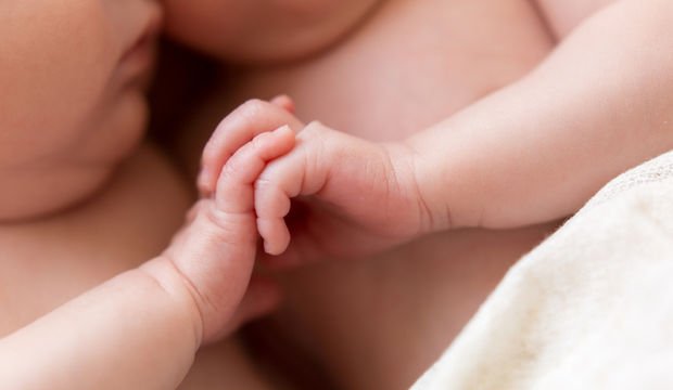 İkiz bebekler için emzirme pozisyonları nelerdir?