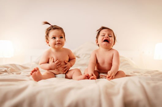 İkiz çocukların birbirlerini kıskanmaları nasıl önlenebilir?