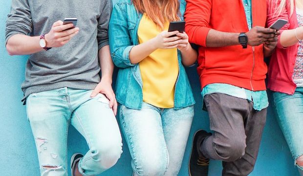 Telefon bağımlıları için özel kaldırım yapıldı