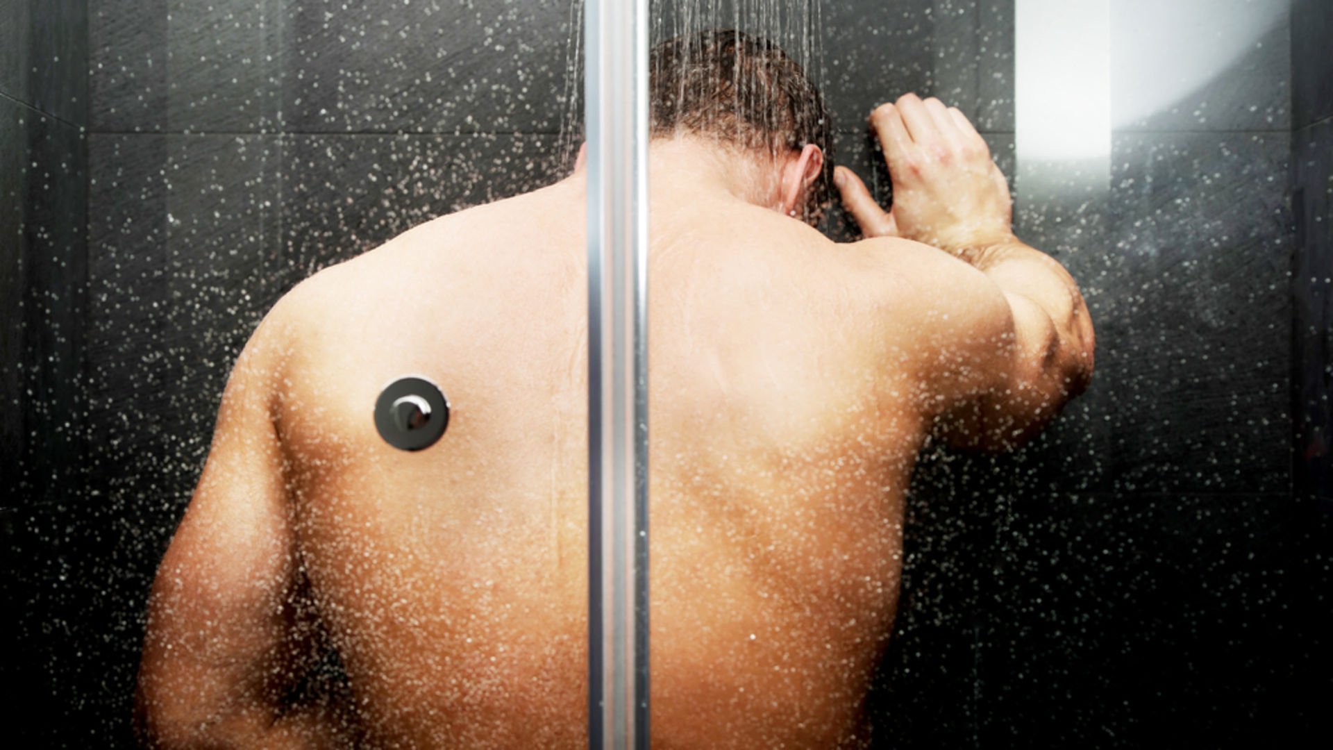 В душе вк видео. Мужчина в душе. Парни моются в душевой. Парни под душем. Красивый мужчина в душе.