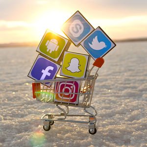 Ekrandaki ayakkabı, evde ayağa uymayınca