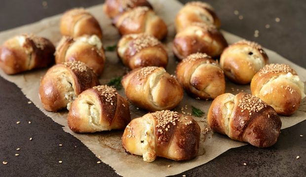 Peynirli mayalı rulo çörek tarifi