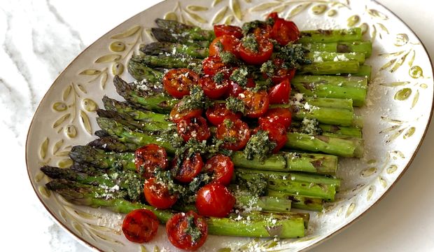 Fesleğen soslu kuşkonmaz salatası