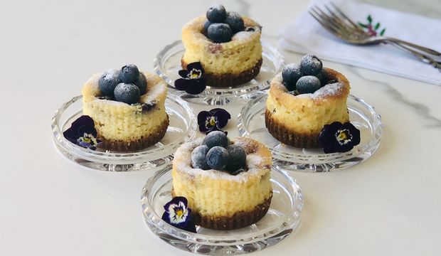 Blueberryli minik cheesecake nasıl yapılır?