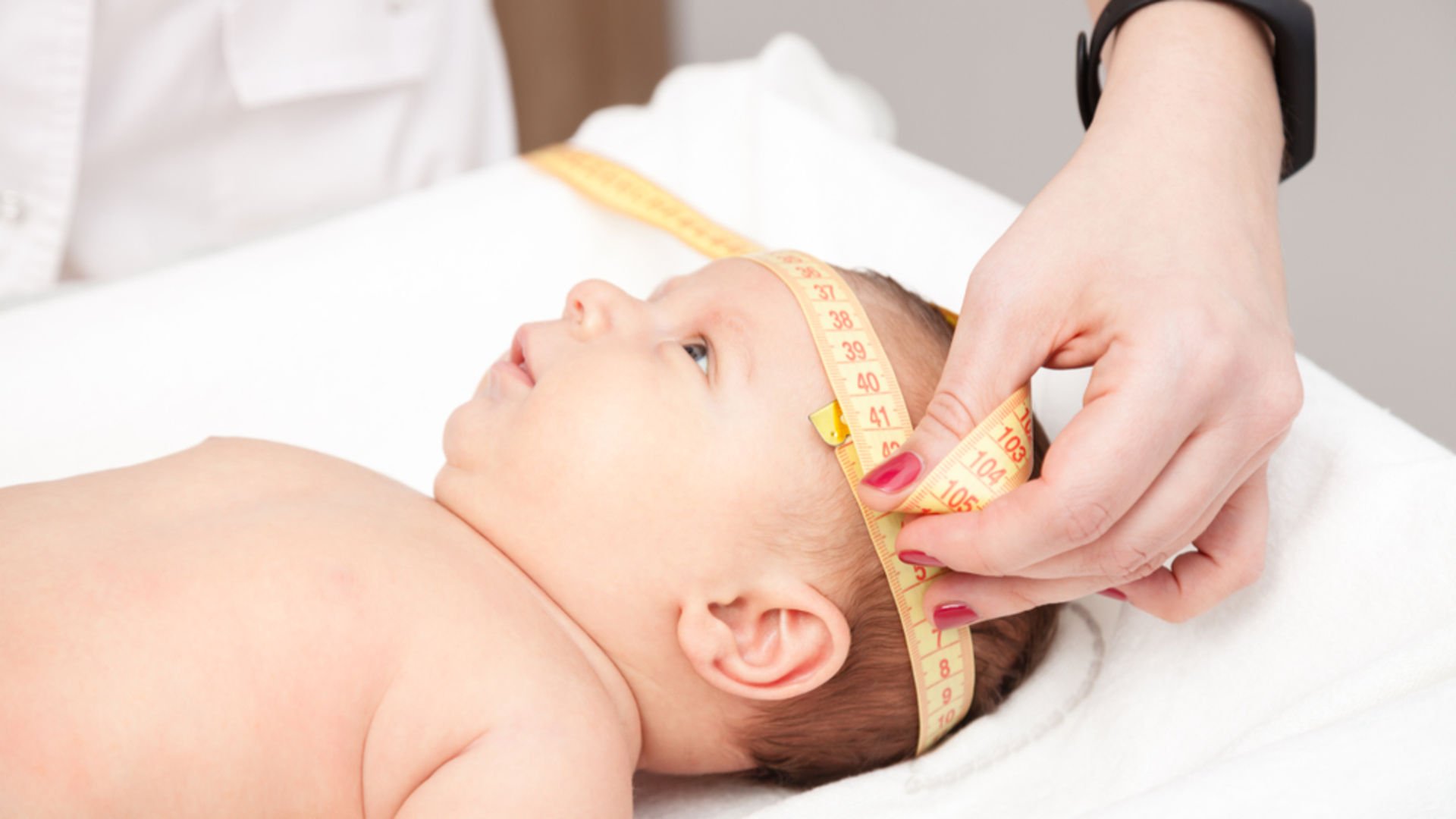 Измерение окружности головы. Измерение головы ребенка. Измерение головы у новорожденных. Измерение окружности грудной клетки у детей.