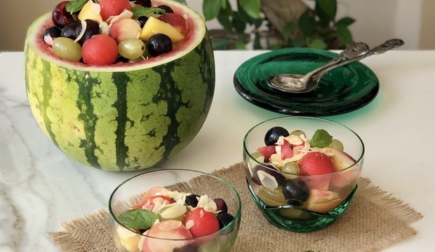 Karpuz çanağında meyve salatası