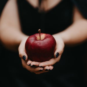 Zehirli elma ve cadı kadın