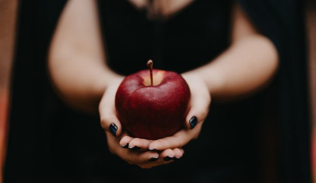 Zehirli elma ve cadı kadın