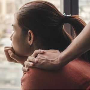 Depresyondaki birine nasıl davranmalı?