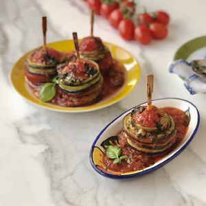 Ratatouille, fırında domates ve fesleğen soslu sebze