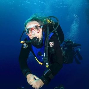 Kadınları denize çağıran adam