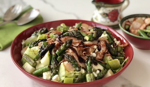 Kuşkonmazlı hindi fümeli salata