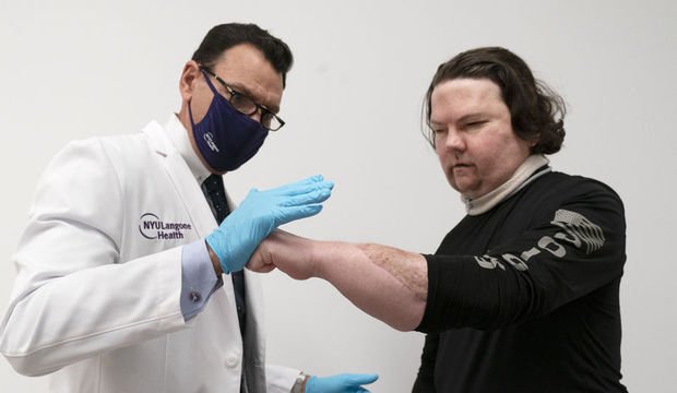 Dünyanın ilk yüz ve çift el nakli gerçekleştirildi