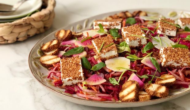Peynirli susamlı kış salatası