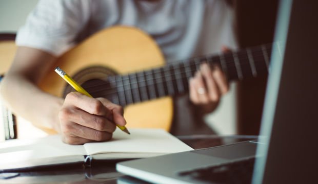 Bu şarkıları kime yazıyor?