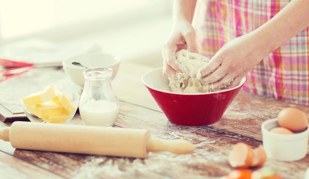 Sapanca’daki şarküterisini kadınlara vitrin yaptı