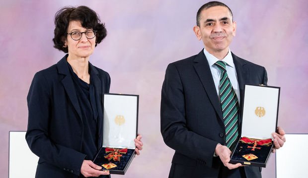Dr. Özlem Türeci ve Prof. Dr. Uğur Şahin likayat nişanı aldı