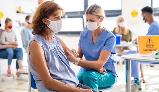 COVID-19 aşısının yan etkilerini azaltmak için yemeniz gerekenler