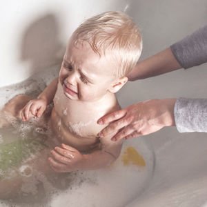 Banyo yaptırırken çığlık çığlığa ağlıyorsa...