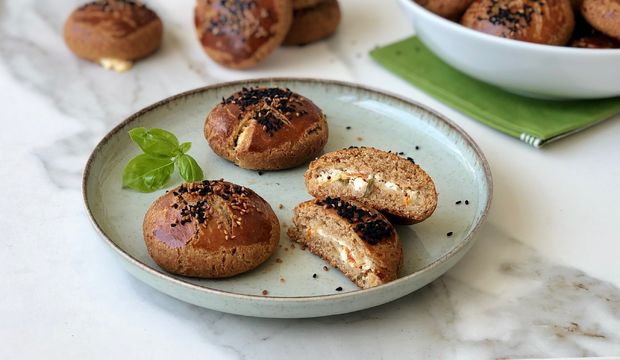 Peynirli fesleğenli kara kılçık unlu çörek