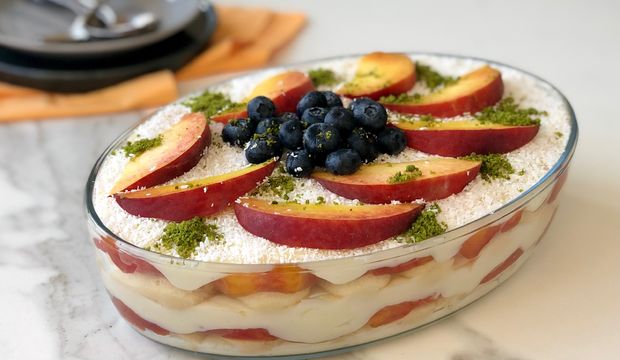 Şeftalili savoyer bisküvili pasta