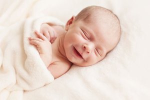 Bebekler uyurken neden güler?