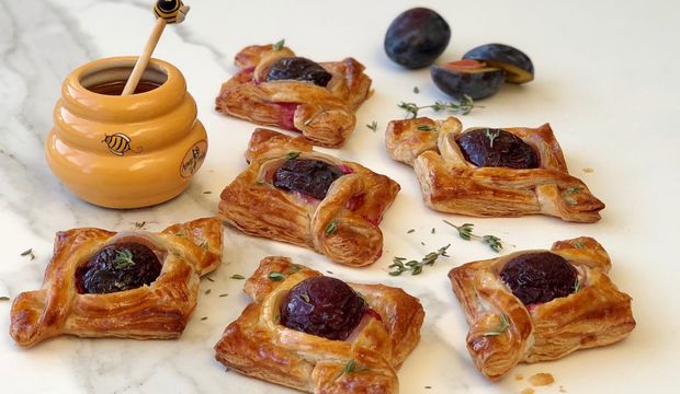 Mürdüm erikli peynirli ballı milföy