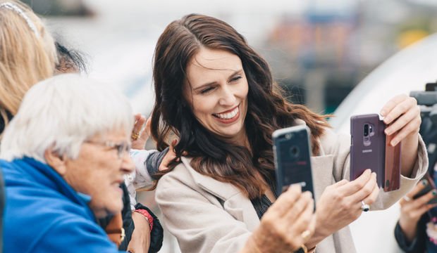 Yeni Zelanda Başbakanı Jacinda Ardern ve çocuğu