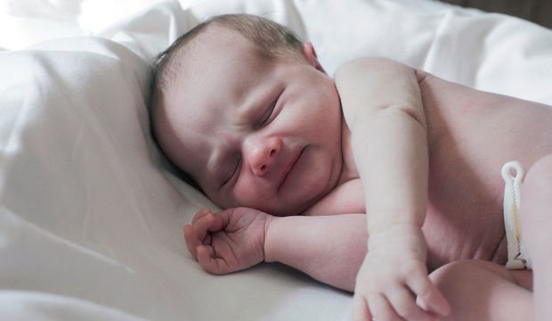 Yeni doğan bebeğin göbeği nasıl olur?