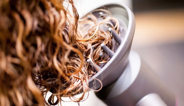 Saç şekillendiricinizi ve tarağınızı temizlemenin yolları