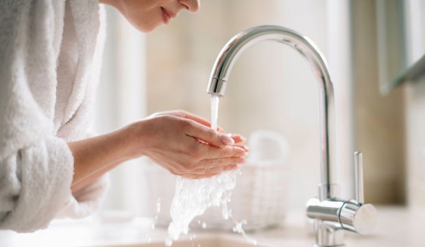 Yüzünüzü sadece suyla yıkarsanız ne olur?